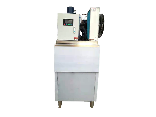 What are the key design considerations for optimizing the energy efficiency of scale ice machines?